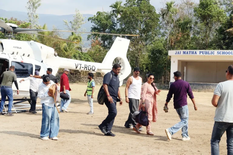 Akshay Kumar arriving by helicopter in Marayoor for Ram Aur Shyam movie shoot