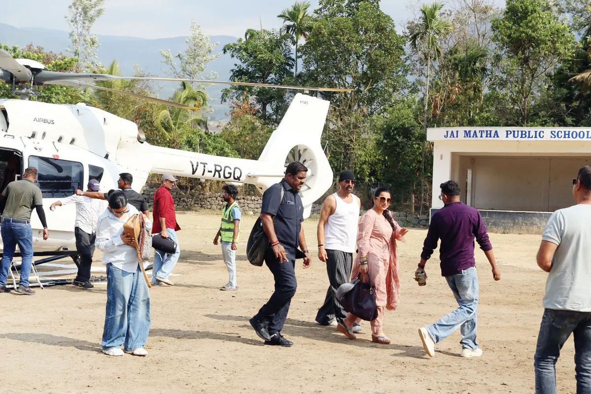 Akshay Kumar arriving by helicopter in Marayoor for Ram Aur Shyam movie shoot