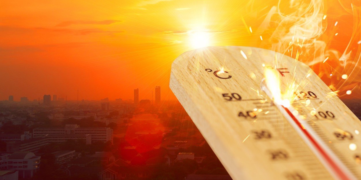 People walking under hot sun in Kerala during severe heat wave conditions