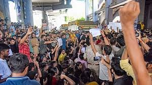 Youth League protesters clashing with police inside Kannur dental college campus after student death