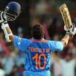 Sachin Tendulkar celebrating birthday with fans cutting cake in Mumbai event