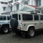 Officials meeting in Munnar discussing illegal vehicle import and tax evasion case