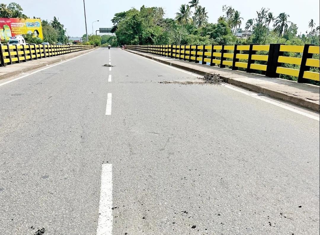 Traffic diversion near Chalakudy old bridge on NH544