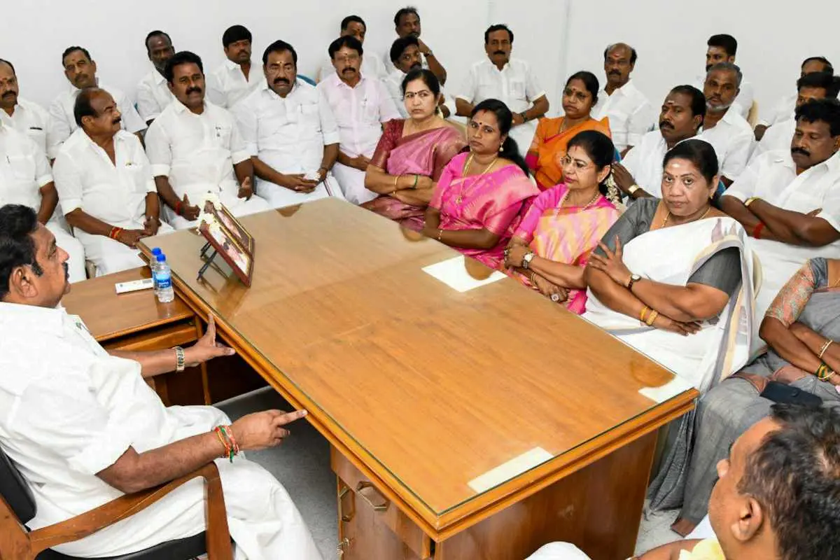AIADMK MLAs arriving at a resort in Puducherry amid Tamil Nadu political crisis