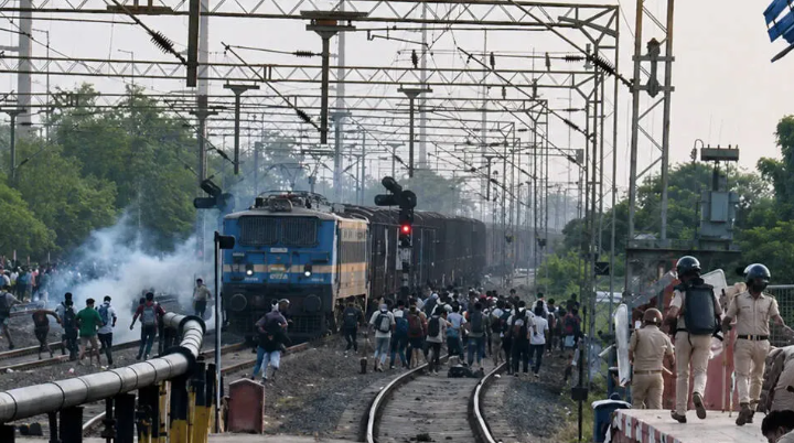 Bihar Railway Protest at Patliputra railway station involving police exam candidates