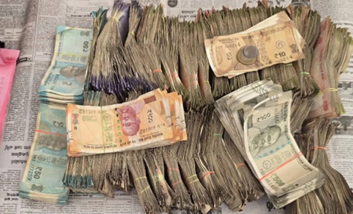 Karimbu Shashi Story showing savings discovered in a plastic bag after his death