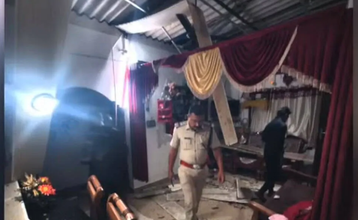 Idukki Gas Cylinder Fire accident causing severe injuries and house damage in Karimbana