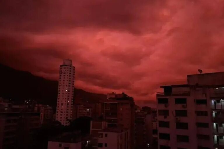 Venezuela Red Sky phenomenon over Caracas explained by Rayleigh scattering