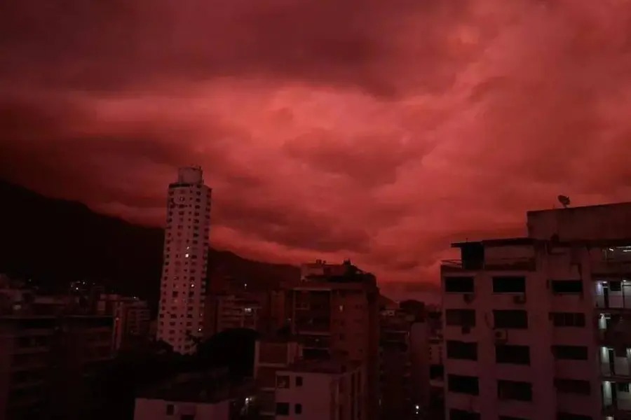 Venezuela Red Sky phenomenon over Caracas explained by Rayleigh scattering