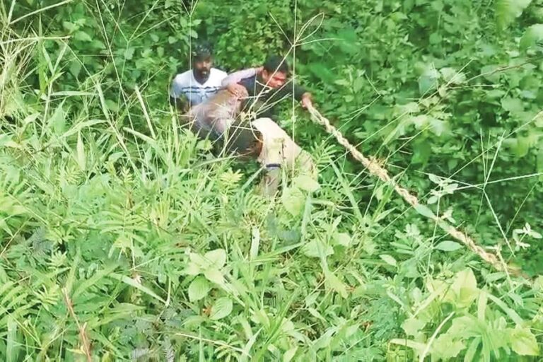 Athirappilly Rescue operation after tourist fell from Thottapura viewpoint