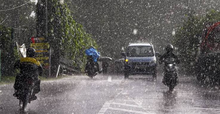 Kerala Rain Alert showing heavy rainfall warning across districts in Kerala