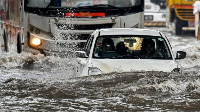 Maharashtra Heavy Rain causing floods and transport disruption in Mumbai