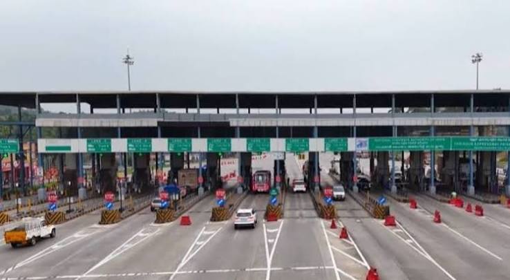 Panniyankara Toll Row at Panniyankara Toll Plaza in Palakkad