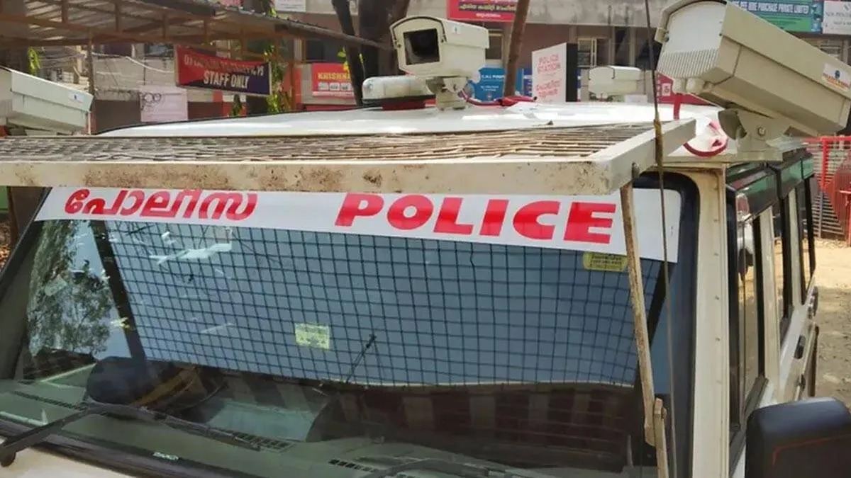 Ernakulam Women Safety incident involving students and Kerala Police in Ayyappankavu