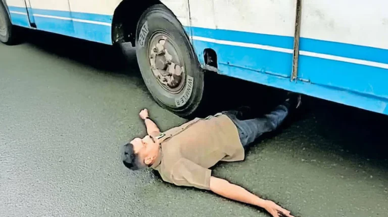 Priyadarshini Bus Protest by private bus owner in Idukki against KSRTC service timing
