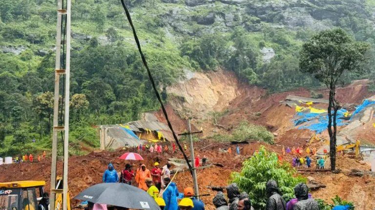 Kalladi Landslide rescue team recovering bodies near Meenakshipuzha in Wayanad